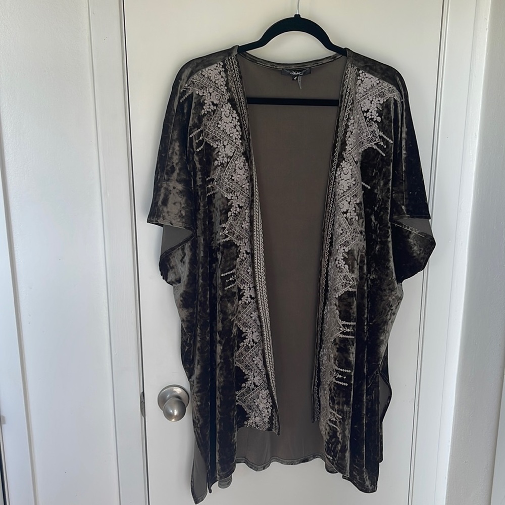 Green velvet cardigan with embroidered details large